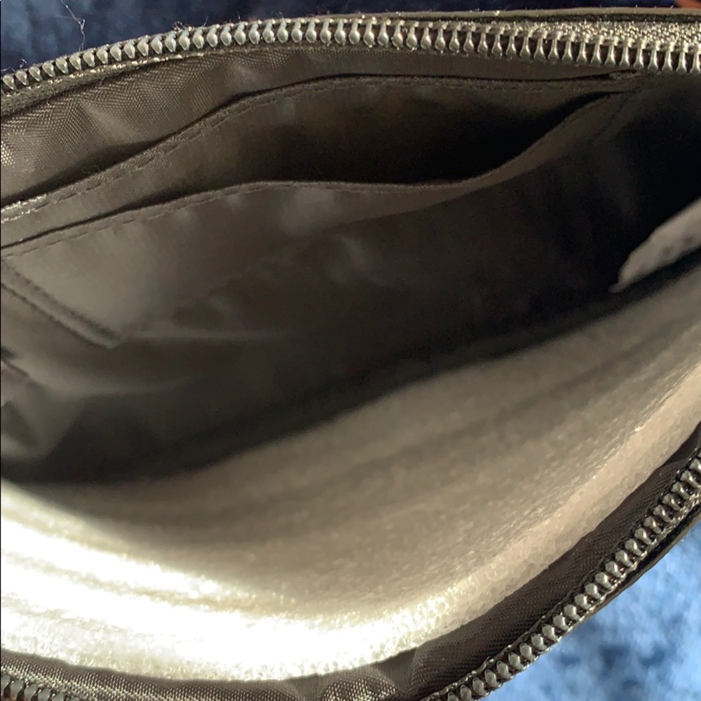 VS Gold Hearts Wristlet - Picture 3 of 4